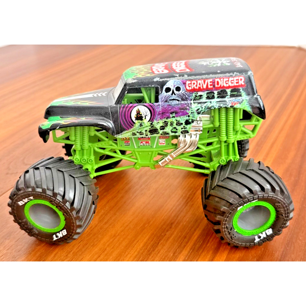 Hot Wheels 7.5” GRAVE DIGGER Monster Jam Truck TOY Model 1:24 Car 4x4